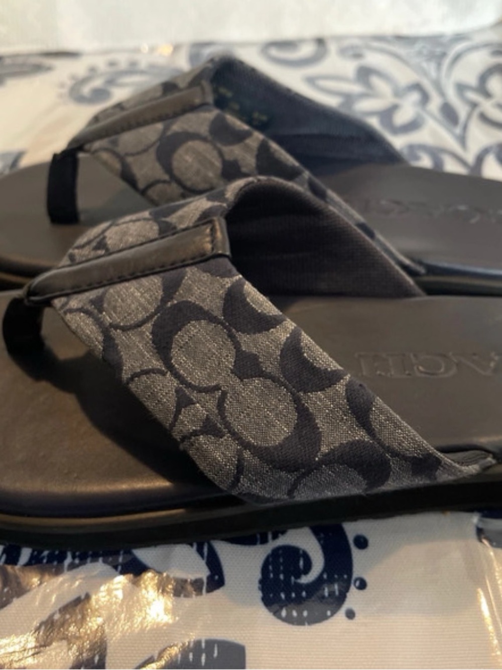 COACH 🏖️NWOT Navy Signature Denim Straps Sz 8 Leather Offers Welcome No Callouts - Picture 2 of 3